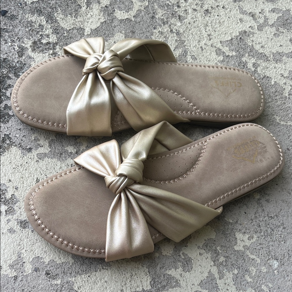 Like new Cliffs by WHITE MOUNTAIN gold Sandals